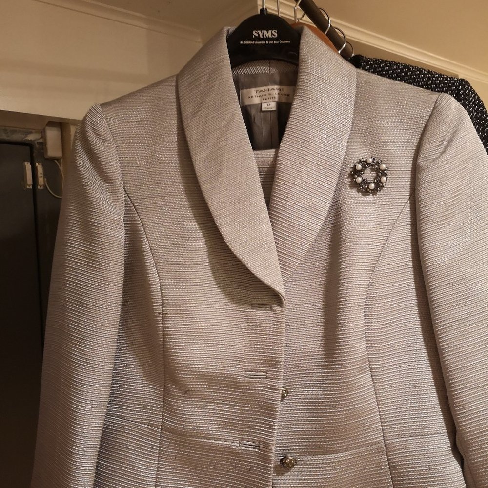 Almost New Tahari Business Suite, Size 6P, Color Grey